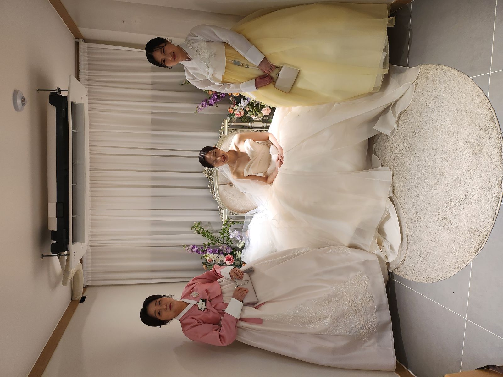 세 여자의 기념 촬영